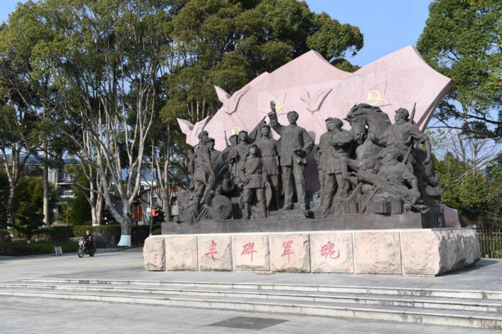 古田會(huì )議紀念館前的“豐碑軍魂”雕塑群（ 2021年1月25日攝）。新華社記者林善傳攝